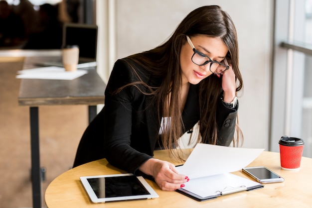 Mujer de negocios leyendo documento