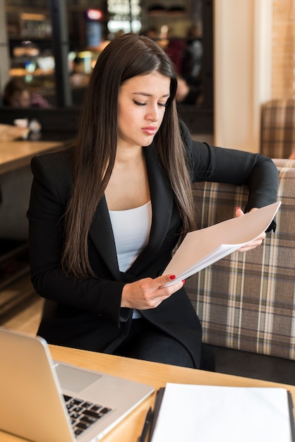 Foto gratuita mujer de negocios leyendo documento