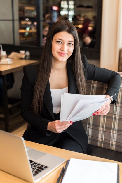 Mujer de negocios leyendo documento