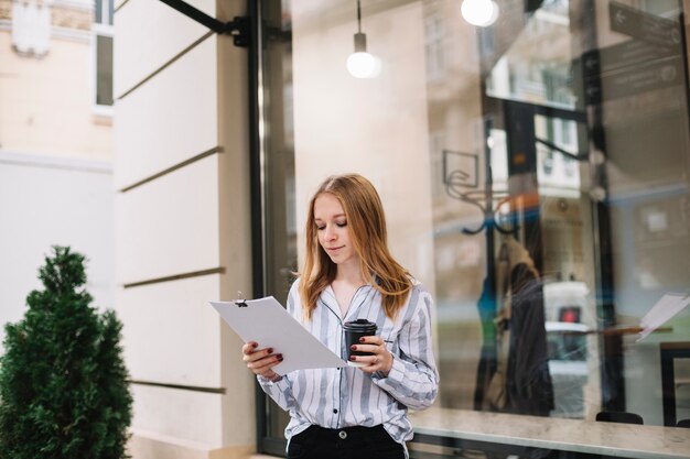 Mujer de negocios leyendo documentos