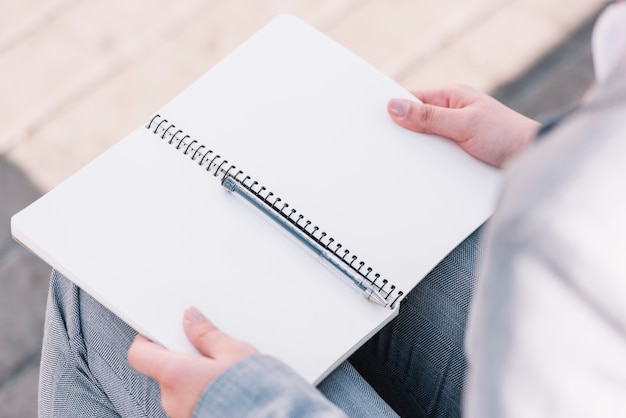 Mujer de negocios con libro abierto al aire libre