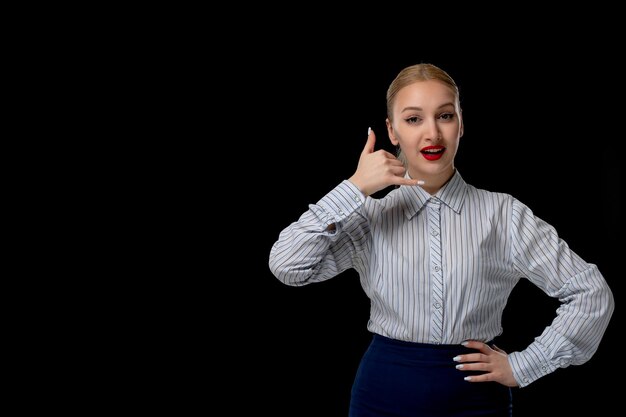 Mujer de negocios linda chica feliz sosteniendo haciendo gesto de señal de llamada con lápiz labial rojo en traje de oficina