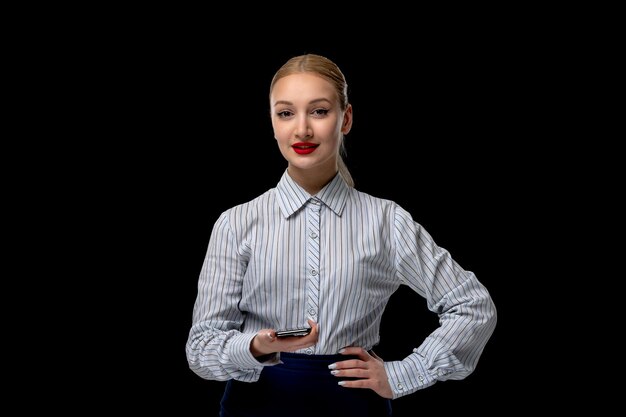 Mujer de negocios linda chica guapa sosteniendo teléfono con lápiz labial rojo en traje de oficina