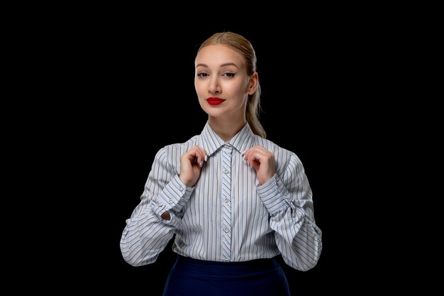 Mujer de negocios linda chica rubia sosteniendo collar con lápiz labial rojo en traje de oficina