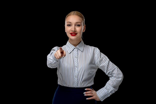 Mujer de negocios linda chica sonriente señalando con el dedo con lápiz labial rojo en traje de oficina