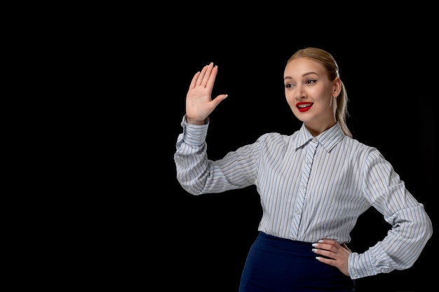 Mujer de negocios linda joven levantando la mano con lápiz labial rojo en traje de oficina