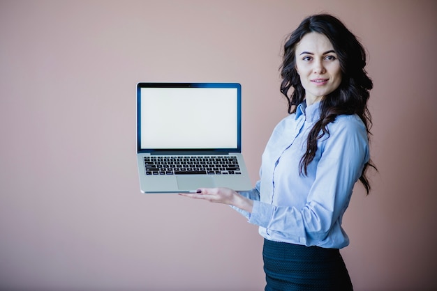 Foto gratuita mujer de negocios lista presentando portátil