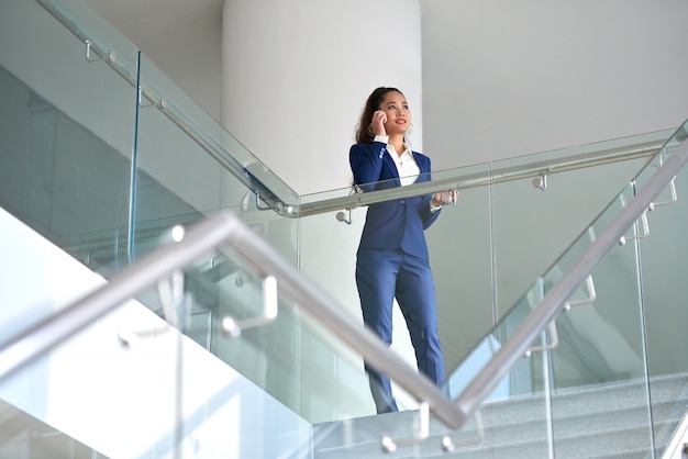 Foto gratuita mujer de negocios con llamada telefónica