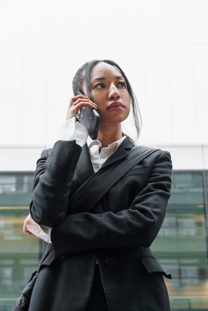 Foto gratuita mujer de negocios llamando