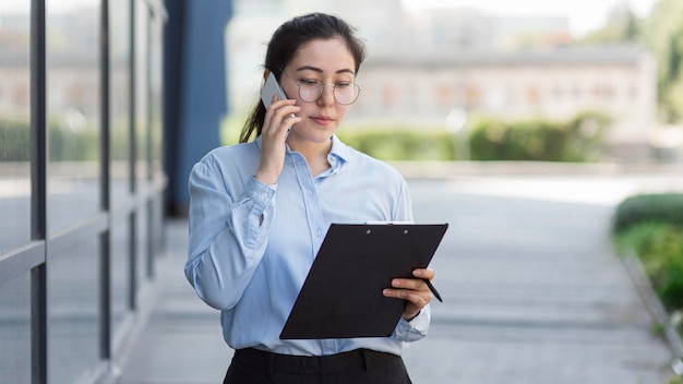 Mujer de negocios, llevando gafas