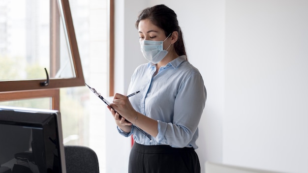 Mujer de negocios, llevando, máscara