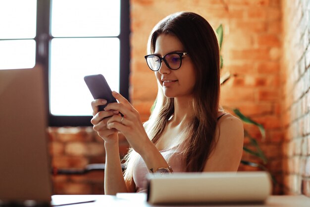 Una mujer de negocios manteniendo conversación por teléfono en la oficina