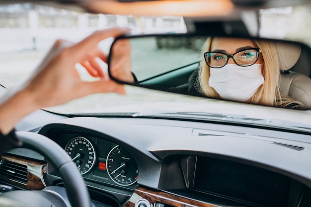 Foto gratuita mujer de negocios con máscara de protección sentado dentro de un automóvil