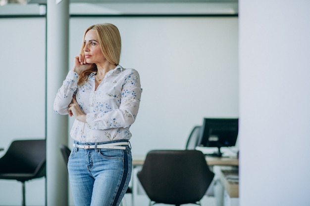 Mujer de negocios mayores en la oficina aislada