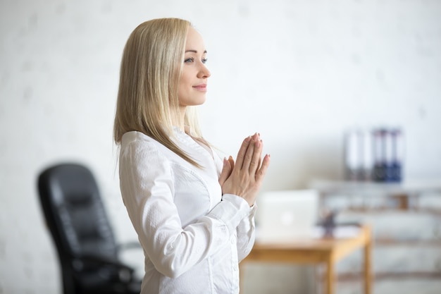 Mujer de negocios meditando