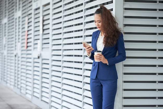 Mujer de negocios de mensajes de texto