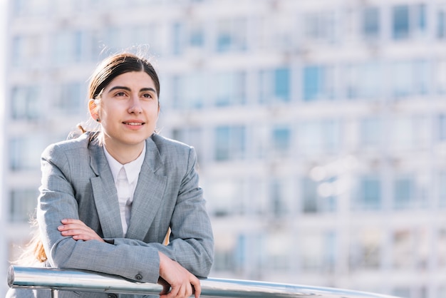 Foto gratuita mujer de negocios mirando al aire libre