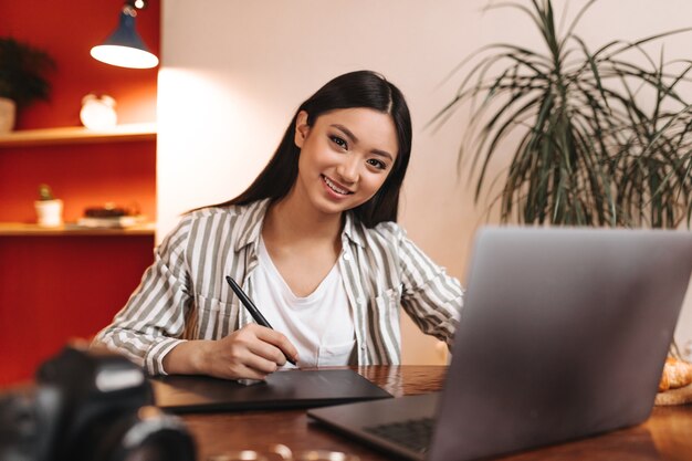 Mujer de negocios mirando al frente y sonriendo