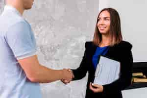 Foto gratuita mujer de negocios mirando a un hombre