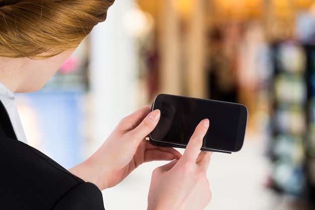 Mujer de negocios mirando la pantalla de un móvil