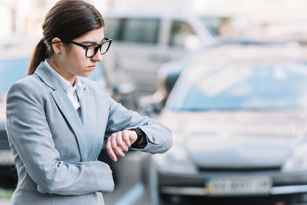 Mujer de negocios mirando a reloj