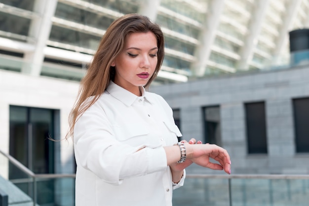 Mujer de negocios mirando el reloj