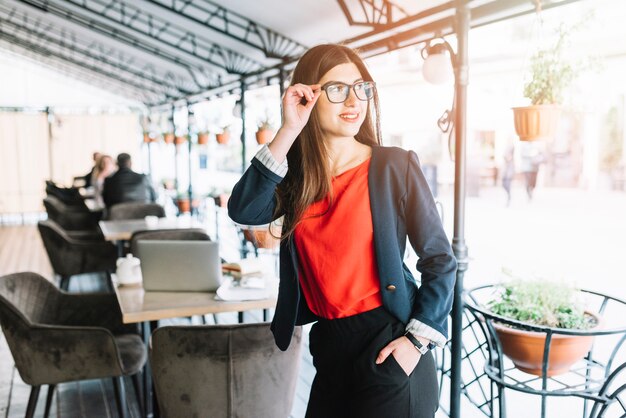 Mujer de negocios moderna al aire libre