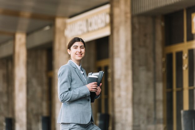 Mujer de negocios moderna al aire libre