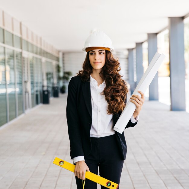 Mujer de negocios moderna con plano y nivel