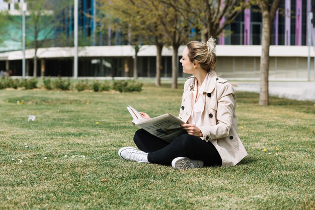 Mujer de negocios moderna relajando en parque