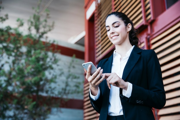 Mujer de negocios moderna con smartphone