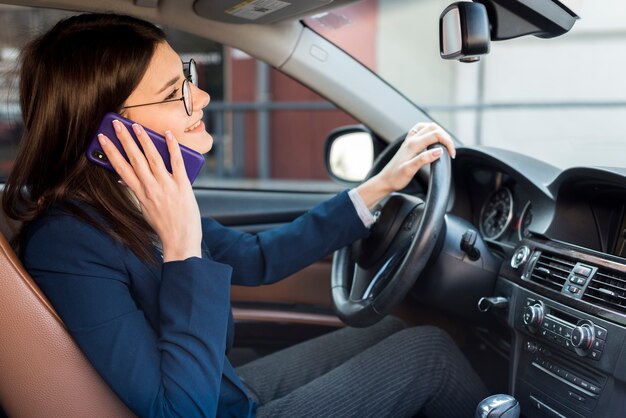 Mujer de negocios morena conduciendo