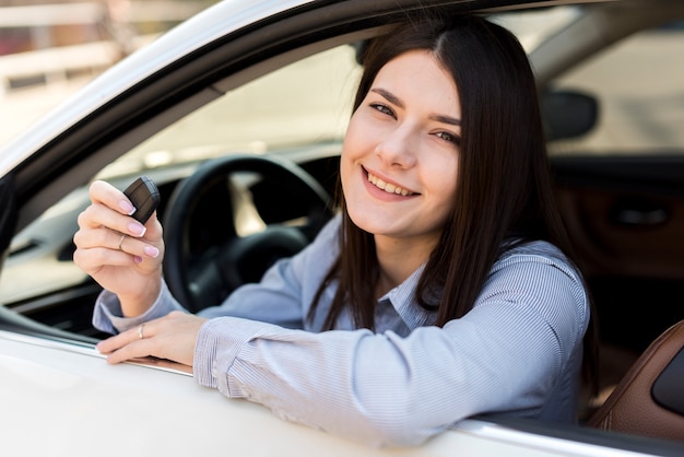 Foto gratuita mujer de negocios morena dentro de un coche