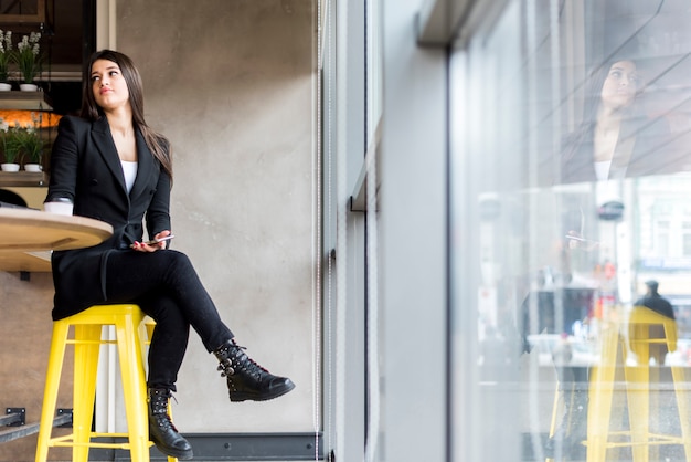 Mujer de negocios morena esperando