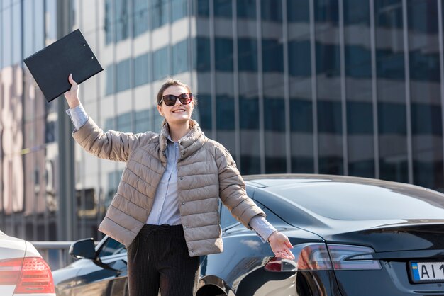 Mujer de negocios morena en el exterior