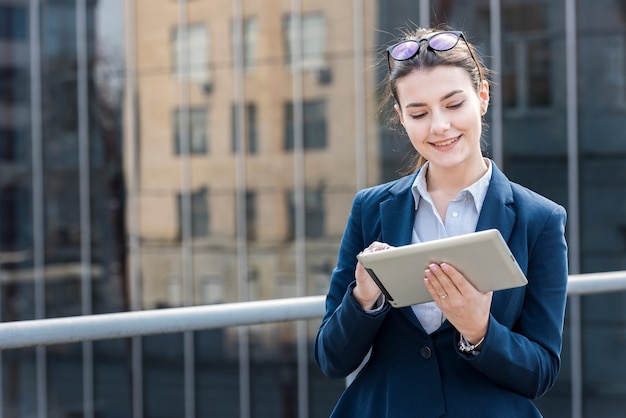 Mujer de negocios morena en el exterior