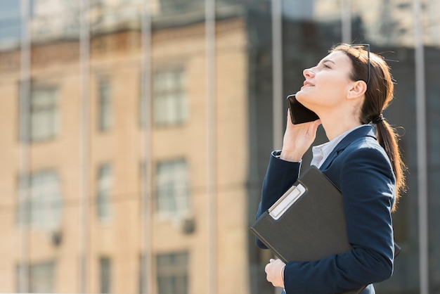 Mujer de negocios morena en el exterior