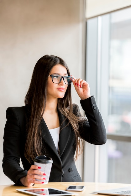 Mujer de negocios morena llevando gafas