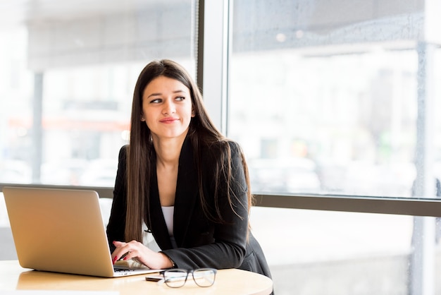 Mujer de negocios morena con portátil