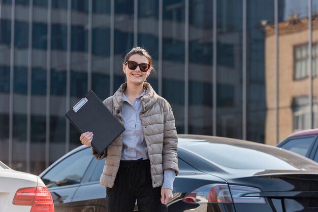 Mujer de negocios morena posando con gafas de sol