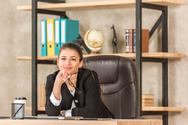 Mujer de negocios morena posando