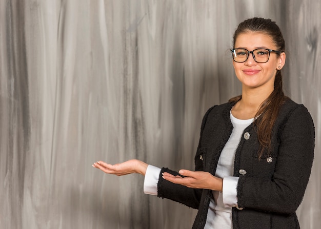 Mujer de negocios morena posando