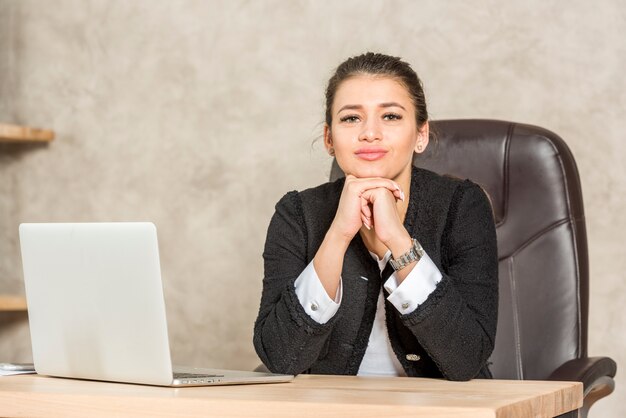 Mujer de negocios morena posando