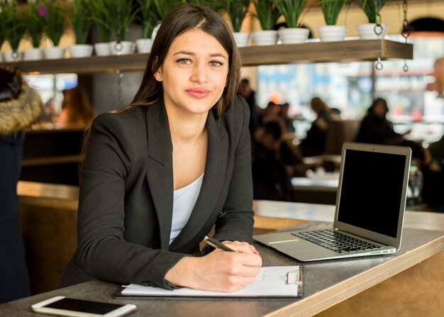 Mujer de negocios morena posando