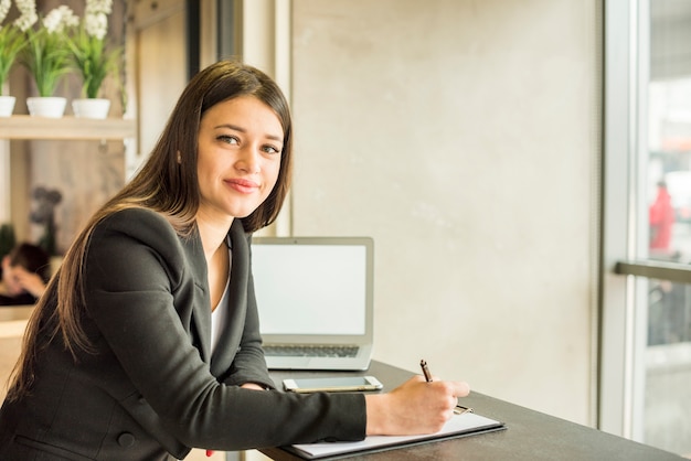 Mujer de negocios morena posando