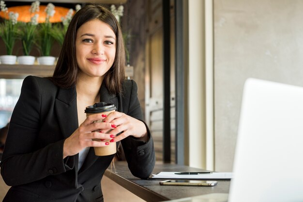 Mujer de negocios morena posando