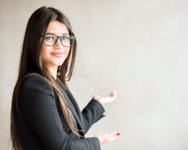 Mujer de negocios morena posando