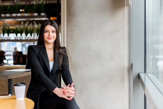 Mujer de negocios morena posando