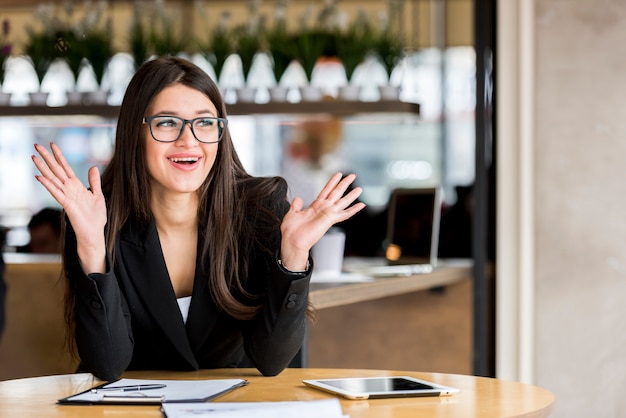 Foto gratuita mujer de negocios morena sonriendo