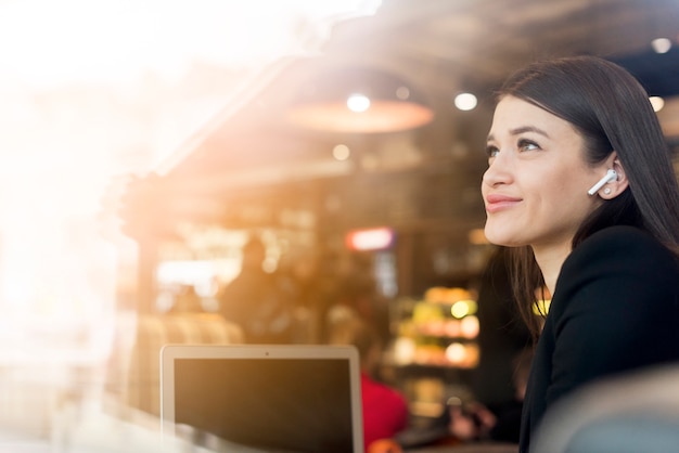 Mujer de negocios morena sonriendo